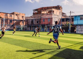Prefeitura inaugura 100º campo público de grama sintética de Salvador