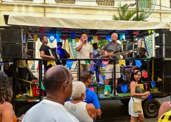 Arrastão da Rural Elétrica leva forró raiz ao Centro Histórico e anima famílias no Arraiá da Prefs