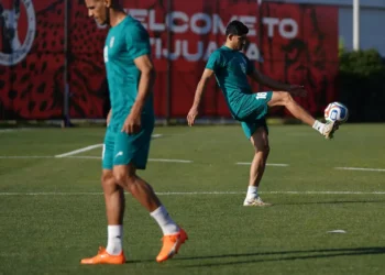 Em carta deixada em vestiário, seleção iraniana pede paz entre nações