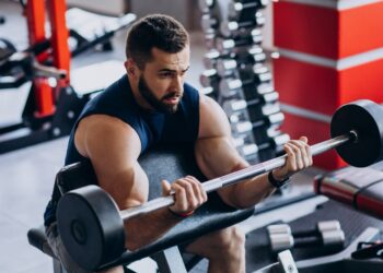 Musculação contribui para o aumento da testosterona e traz benefícios à saúde masculina