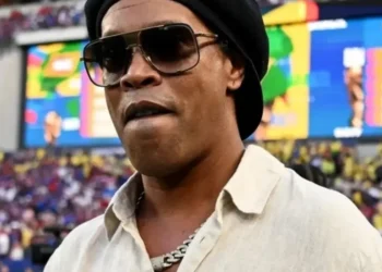 Ronaldinho pode voltar aos gramados aos 46 em projeto na terceira divisão italiana