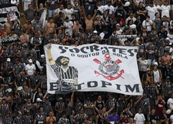 Sócrates, ídolo do Corinthians e da seleção, recebe honraria na Alesp