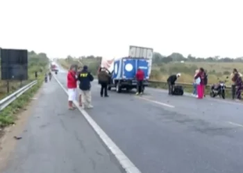 Vitória da Conquista: motoboy morre após colisão com animal e caminhão em anel viário