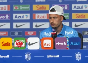 Martinelli admite substituir Raphinha e vê Neymar “querendo muito”
