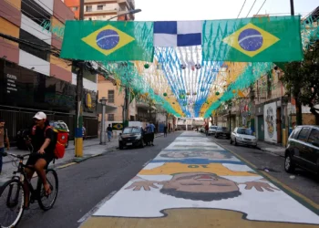 Ruas decoradas para Copa do Mundo reforçam vínculo comunitário no Rio