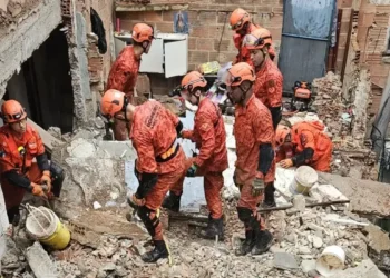 Imóvel desaba e mata duas meninas na Ilha do Governador, no Rio