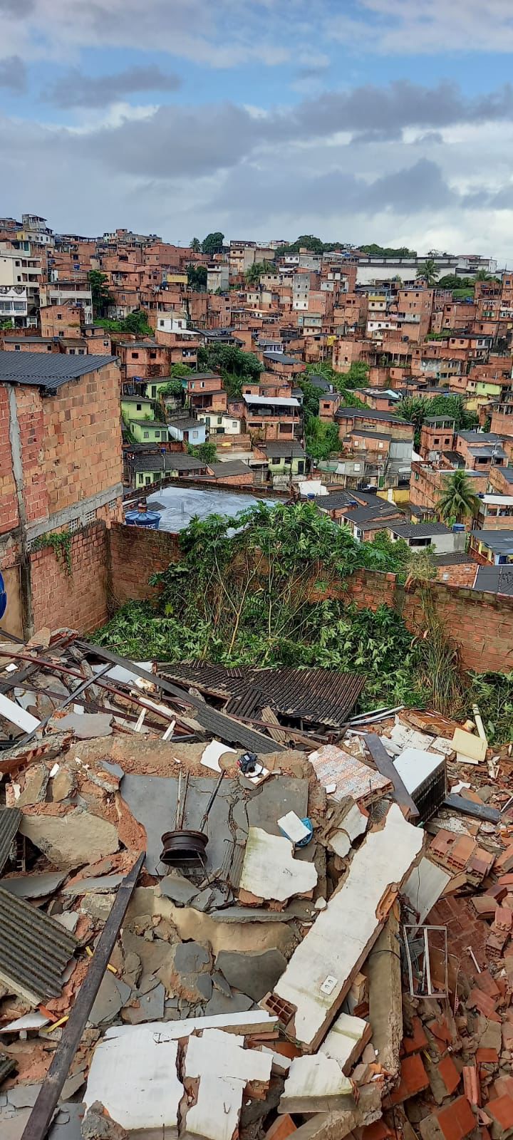 Prefeitura mobiliza equipes para caso de desabamento de edificação em Pirajá