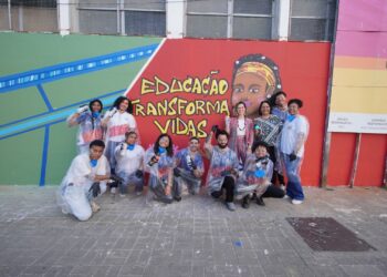 Grafite une estudantes e colore muros do tradicional ICEIA através do projeto Arco-Íris