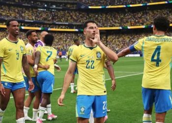 Com dificuldade e no apagar das luzes, Brasil vira em cima do Japão e avança às oitavas da Copa do Mundo
