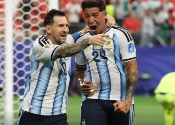 Messi marca duas vezes, se isola na artilharia das Copas e Argentina vai ao mata-mata