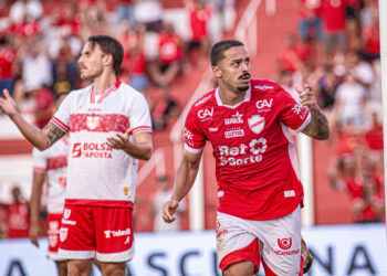 Dellatorre vibra com vitória do Vila e já foca em ‘jogo dos grandes’ pela Série B do Brasileirão