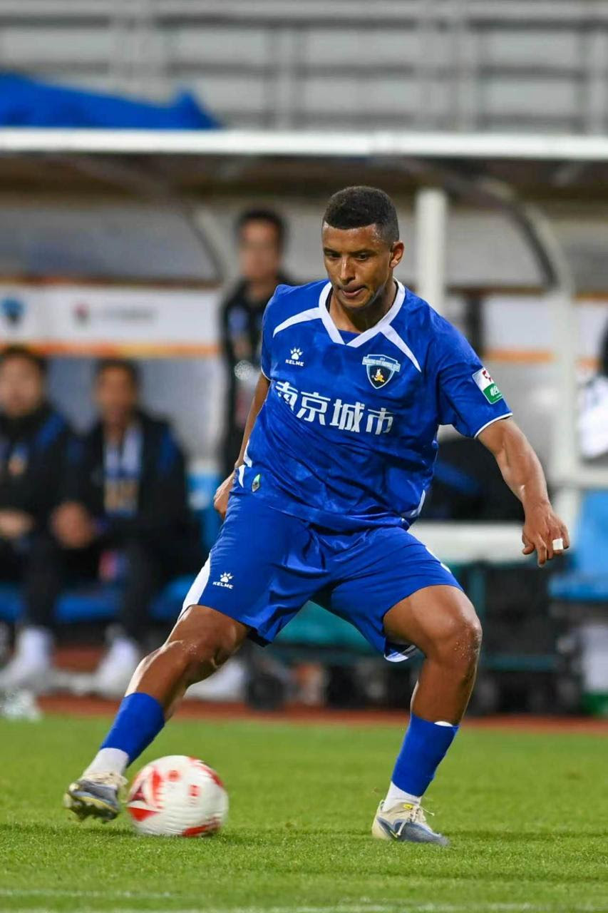 Zé Vitor marca, garante vitória do Nanjing City fora de casa e confirma grande fase na temporada