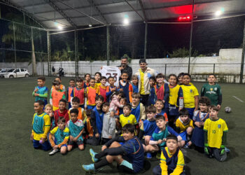 Melhor lateral da Indonésia, Caxambu aproveita as férias em cidade natal e palestra para crianças na escola de futebol em que iniciou a carreira