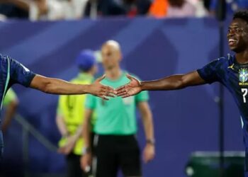 Brasil goleia o Haiti e assume liderança do grupo