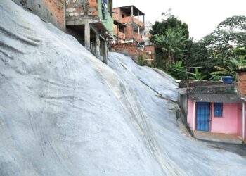 Comunidade no Lobato ganha proteção de encosta que beneficia 37 famílias