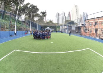 Prefeitura amplia acesso à prática esportiva na Federação após entrega de nova arena com grama sintética