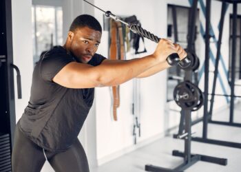 Combinar treino de força com exercícios aeróbicos não atrapalha o ganho de massa muscular, explica especialista