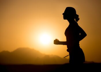 Manhã ou noite? Especialista explica como o horário do exercício impacta o corpo