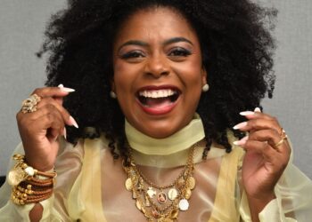 Cáren Cruz participa da 10ª edição da Flipelô, em Salvador, e apresenta livro sobre elegância, identidade e representação; confira