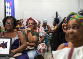 Prefeitura de Salvador oferece curso gratuito de montagem e reparação de computadores para mulheres negras