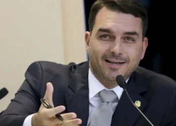 Flávio Bolsonaro diz nos EUA que Lula quer ‘tarifaço’ para ter ganho político