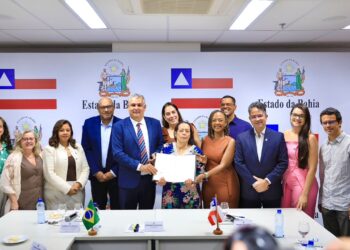 Assinatura no Livro de Posse oficializa nova gestão da UESB