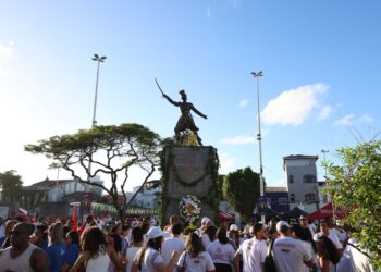 Lapinha amanhece tomada por multidão e celebração marca festejos do Dois de Julho, no Centro Histórico de Salvador