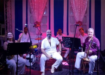 Maestro Fred Dantas recebe Débora Guimarães em edição especial da Noite Dançante que celebra o Dia da Bastilha na Varanda do SESI
