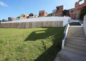 Com investimento de R$ 10 milhões, contenção de encosta inaugurada pela Prefeitura traz segurança a famílias do conjunto Mar Azul