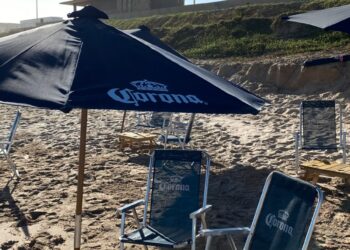 Orla Brasil dá continuidade ao projeto de requalificação da orla de Patamares contemplando novos kits de trabalho para 20 operadores de praia