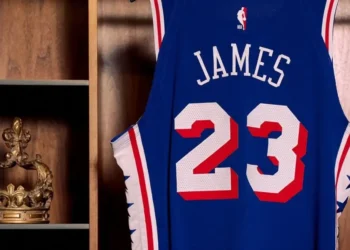 Philadelphia 76ers oficializa a contratação de LeBron James