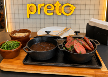 Preto Patamares lança menu de almoço com pratos clássicos e happy hour com chopp promocional