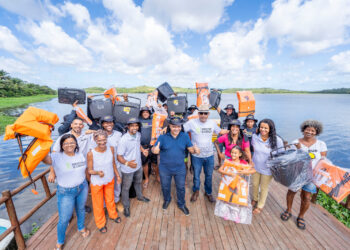 Pescadores e marisqueiras de Parafuso recebem kit de trabalho