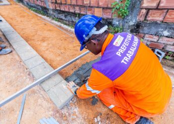 Obra da nova Avenida Acajutiba segue com serviços de pavimentação e urbanização