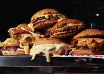Almoço, jantar, lanche da tarde ou madrugada: brasileiros aumentam consumo de hambúrguer em todas as faixas do dia