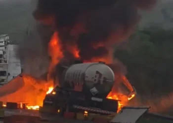 Colisão entre carretas deixa vítimas graves na BR-116; rodovia está interditada