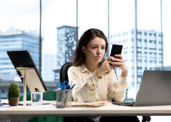 Empresas podem monitorar redes sociais dos funcionários? Entenda os limites legais