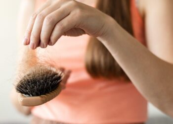 Queda de cabelo após emagrecimento rápido acende alerta para deficiências nutricionais