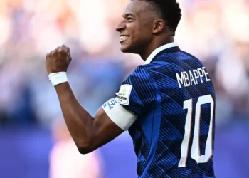De pênalti, França vence retranca do Paraguai e se classifica na Copa