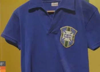 Camisa de Pelé da final da Copa de 1958 é vendida por R$ 25 milhões em leilão