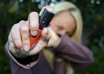Mulheres podem comprar e usar spray de pimenta para defesa pessoal