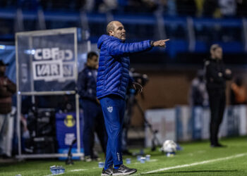 Allan Aal enaltece equilíbrio defensivo e ofensivo do Avaí em estreia com vitória e sem sofrer gol: “Assimilação de conceitos”