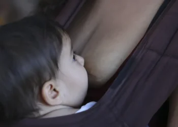 Amamentação reduz risco de doença cardíaca na mãe