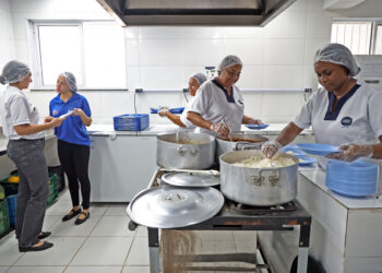 Dia do Nutricionista: profissionais da Prefeitura de Salvador atuam da alimentação escolar à prevenção de doenças