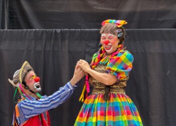 Bilu Bila Cia leva a peça infantil “O Fantástico Mundo da Cultura Popular na Obra de Mariquinha Maricota” para escolas públicas de Fortaleza
