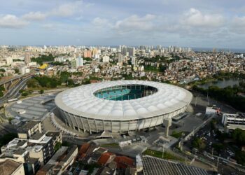 Arena Fonte Nova e equipamentos municipais ganham iluminação cênica em lilás para marcar os 20 anos da Lei Maria da Penha