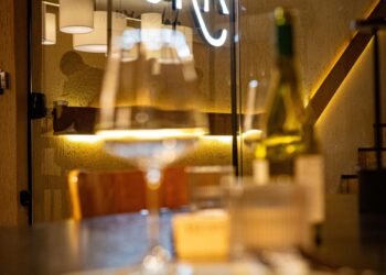 ​De Rioja ao Vinho do Porto: Cork Wine Lab recebe experiência com rótulos da Espanha e Portugal e menu especial