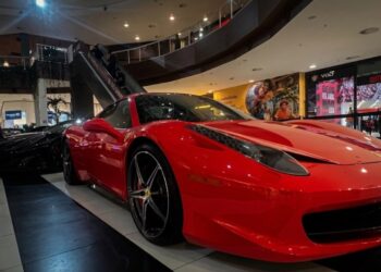 Exposição gratuita reúne carros clássicos, esportivos e modelos de luxo até este sábado (15)