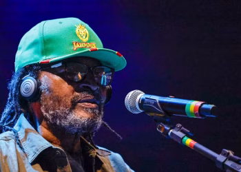 Cantor Edson Gomes é internado em UTI de hospital na Bahia após passar mal depois de show