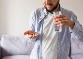 Automedicação esconde riscos silenciosos à saúde